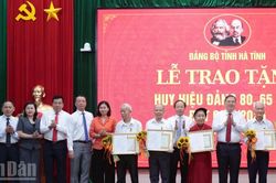 Đồng chí Phạm Gia Túc trao Huy hiệu Đảng cho các đảng viên lão thành tại Hà Tĩnh