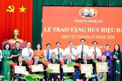Phó Thủ tướng Thường trực Phạm Gia Túc trao Huy hiệu Đảng cho các đảng viên lão thành ở Nghệ An