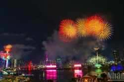 [Ảnh] Thành phố Hồ Chí Minh rực rỡ trong đêm pháo hoa mừng Quốc khánh