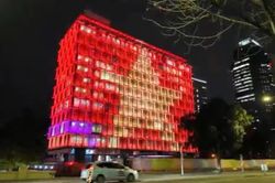 Lần đầu tiên cờ Việt Nam tỏa sáng trên Tòa thị chính Perth, mừng Ngày Quốc khánh
