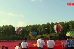 [Video] Lễ chào cờ đặc biệt ở Đất Mũi