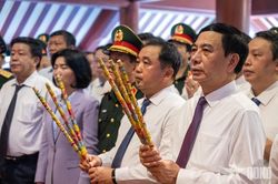 Đại tướng Phan Văn Giang dâng hương tưởng nhớ Chủ tịch Hồ Chí Minh