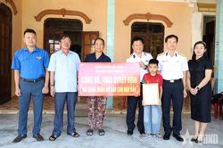 Lữ đoàn 83 Hải quân nhận đỡ đầu con ngư dân tại Quảng Trị