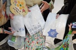 Tại sao thế hệ 2030 lại 'phát sốt' với trào lưu 'món quà tặng kèm'?