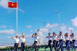 Thiêng liêng lễ chào cờ giữa biển khơi trên Nhà giàn DK1