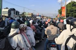 Cửa ngõ miền Tây về TPHCM kẹt xe kéo dài trong chiều tối 2-9