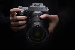 Hasselblad thắng lớn sau 10 năm cược vào mirrorless
