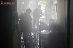 Nghẹt thở Cảnh sát lao vào đám cháy đưa 2 trẻ nhỏ ra ngoài an toàn