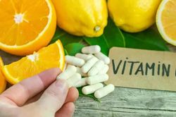 Người đàn ông đoạt 2 giải Nobel và cuốn sách tạo ra hiểu lầm về vitamin C