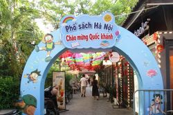 [GALLERY] Phố Sách Hà Nội rộn ràng ngày Quốc Khánh 2/9