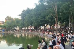 [GALLERY] Người dân háo hức chờ pháo hoa thắp sáng Thủ đô mừng Quốc khánh 2/9