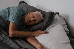 Ngủ quá nhiều có thể đẩy nhanh quá trình lão hóa não, tim