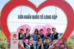 Phiên chợ vùng biên giới Lóng Sập 'níu' chân du khách muôn phương
