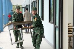 Lính Biên phòng góp sức làm đẹp trường học vùng biên