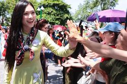 Biển người ở Đình làng Đồng Kỵ chào đón các cô gái Hoa hậu Việt Nam