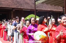 Dòng người thành kính dâng đóa sen thơm tưởng nhớ Chủ tịch Hồ Chí Minh