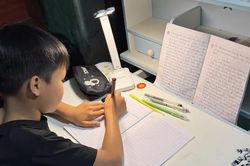 Trao ngọn đèn nhỏ thắp sáng ước mơ học trò nghèo