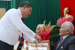 Phó Thủ tướng Thường trực Chính phủ trao Huy hiệu Đảng tại Nghệ An
