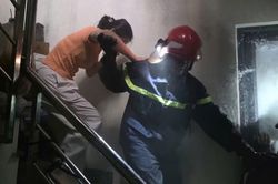 Cảnh sát PCCC cứu 4 người thoát khỏi căn nhà 6 tầng đang cháy ở TPHCM