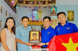 Món quà đặc biệt dành cho gia đình liệt sĩ dịp Tết Độc lập