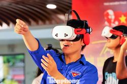 Người dân Đà Nẵng xếp hàng chờ 'xuyên không' về ngày Độc lập