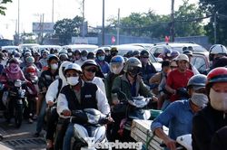 Người dân trở lại TPHCM: Trái ngược ở hai cửa ngõ