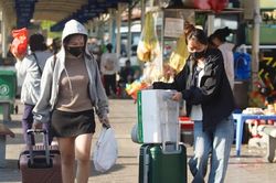 Lỉnh kỉnh đồ đạc, người dân tấp nập trở về Hà Nội ngày cuối kỳ nghỉ lễ 2/9
