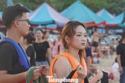 Cảnh tượng đối lập tại các bãi tắm ở Đồ Sơn