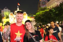 Nghìn người đổ về trung tâm TPHCM xem ca nhạc, bắn pháo hoa tối 2/9