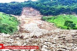 Nghệ An: Sạt lở gây ách tắc đường vào 4 bản