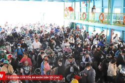 Người dân chen chúc trở lại TP.HCM sau kỳ nghỉ lễ