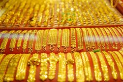 Giá vàng hôm nay 2/9/2026: Trượt khỏi mốc 4.400 USD, vàng còn giảm sâu