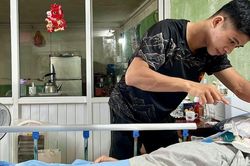 Chàng trai 26 tuổi ở Hà Nội gác ước mơ võ sĩ, cùng mẹ vượt qua biến cố đột quỵ