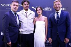 Lamine Yamal nói về Julian Alvarez: 'Barca đâu có thiếu bàn thắng...'