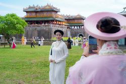 Du khách xúng xính áo dài, cổ phục tham quan Đại Nội Huế ngày Quốc khánh 2/9