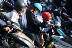 Hết nghỉ lễ 2/9, nhiều người mệt mỏi vì nắng nóng trên đường trở lại Hà Nội