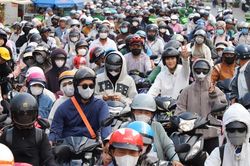 Người dân đội nắng, nhích từng mét chờ lên phà Cát Lái để trở lại TPHCM