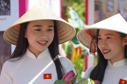 Sự trùng hợp đặc biệt ngày 2/9 hút du khách đổ về Làng Sen