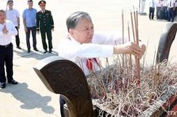 Tổng B&iacute; thư, Chủ tịch nước T&ocirc; L&acirc;m d&acirc;ng hương tưởng nhớ Chủ tịch Hồ Ch&iacute; Minh tại H&agrave; Nội