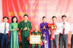 Phó Bí thư Tỉnh ủy Võ Thị Minh Sinh trao Huy hiệu 80 năm tuổi Đảng tại xã Thiên Nhẫn