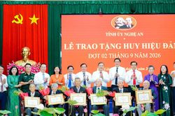 Phó Thủ tướng Thường trực Chính phủ trao Huy hiệu Đảng cho các đảng viên lão thành