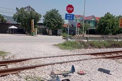 Nghệ An: Băng qua đường ngang, 2 cụ bà bị tàu hỏa tông chấn thương