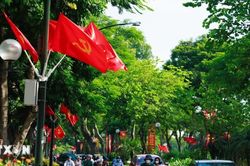Hà Nội những ngày Thu rợp bóng cờ Tổ Quốc