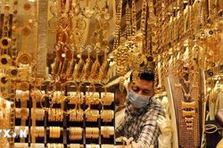 Giá vàng thế giới giảm xuống mức thấp nhất hơn 3 tuần