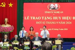 Phó Thủ tướng Phạm Gia Túc trao Huy hiệu Đảng cho 6 đảng viên tại Nghệ An
