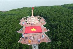 Lễ chào cờ đặc biệt ở Đất Mũi