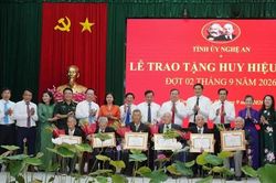 Phó Thủ tướng Thường trực Phạm Gia Túc trao Huy hiệu Đảng cho 6 đảng viên