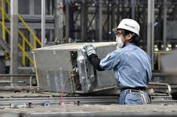 Nhật Bản nới quy định làm thêm giờ trong bối cảnh thiếu lao động