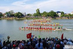 Sông Kiến Giang 'dậy sóng' ngày Quốc khánh, hàng nghìn người reo hò cổ vũ