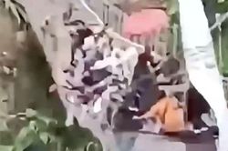 Cầu treo mới khánh thành bất ngờ nghiêng sập, hàng chục người rơi từ độ cao 20m